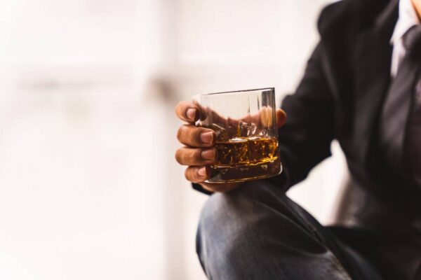 Jak rozpoznać pierwsze objawy alkoholizmu?
